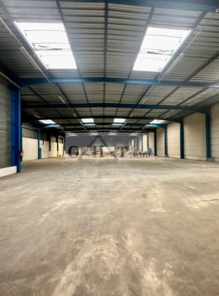 Industrial in Taverny to rent - Building Photo - Image 2 of 4