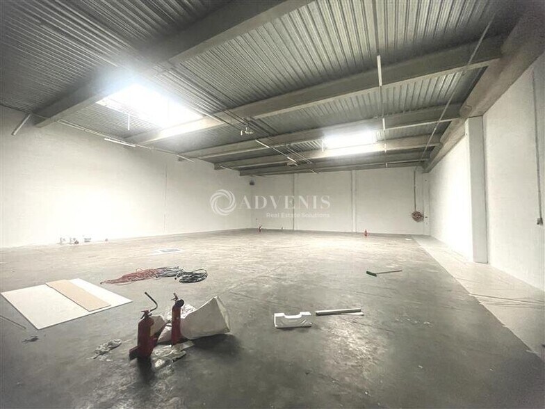 Light Industrial in Le Bourget to rent - Interior Photo - Image 3 of 9