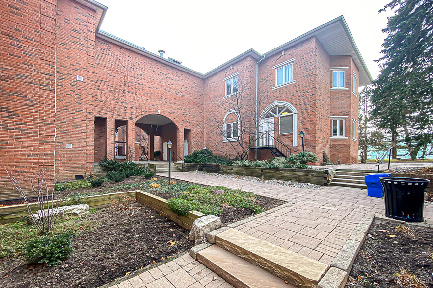 335 Renfrew Dr, Markham, ON for sale - Building Photo - Image 1 of 22