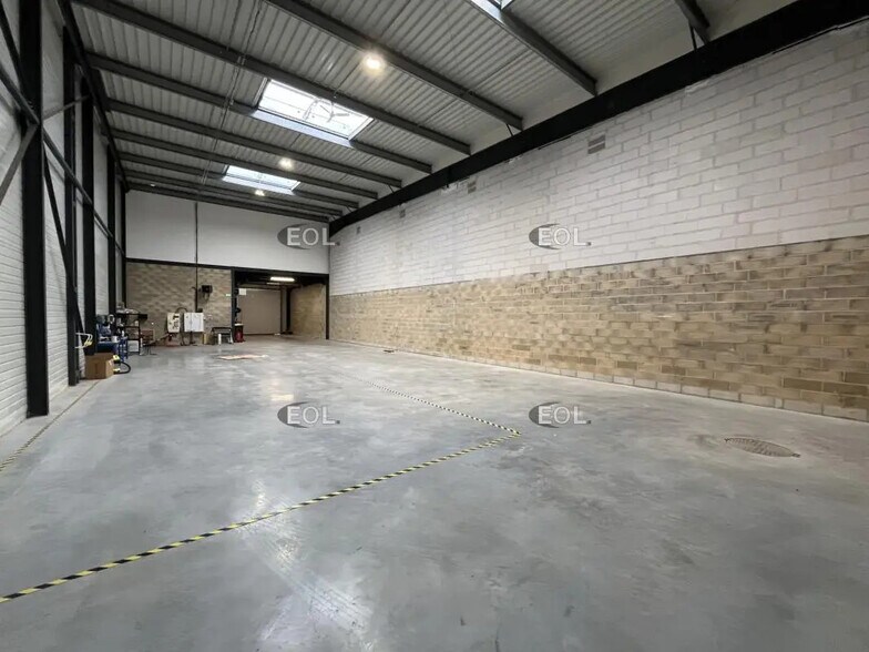 Light Industrial in Plaisir to rent - Interior Photo - Image 1 of 7