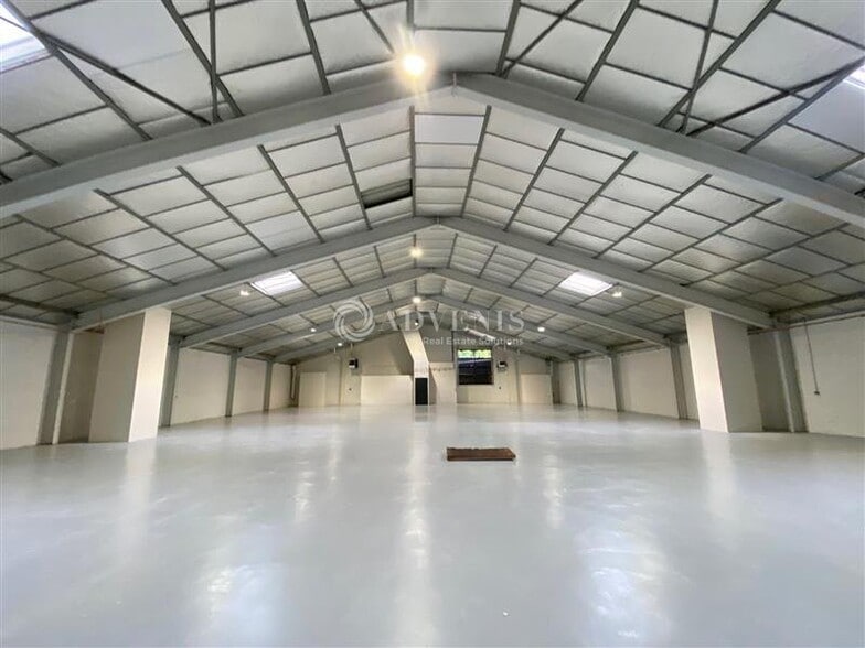 Light Industrial in Montreuil for sale - Interior Photo - Image 2 of 12