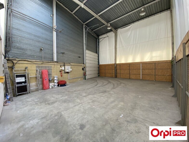 Light Industrial in Morangis to rent - Interior Photo - Image 2 of 6