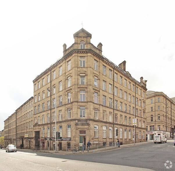 15-17 Manor Row, Bradford to rent - Primary Photo - Image 1 of 3
