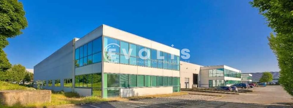 8 Rue Jacqueline Auriol, Chilly-Mazarin to rent - Building Photo - Image 1 of 8