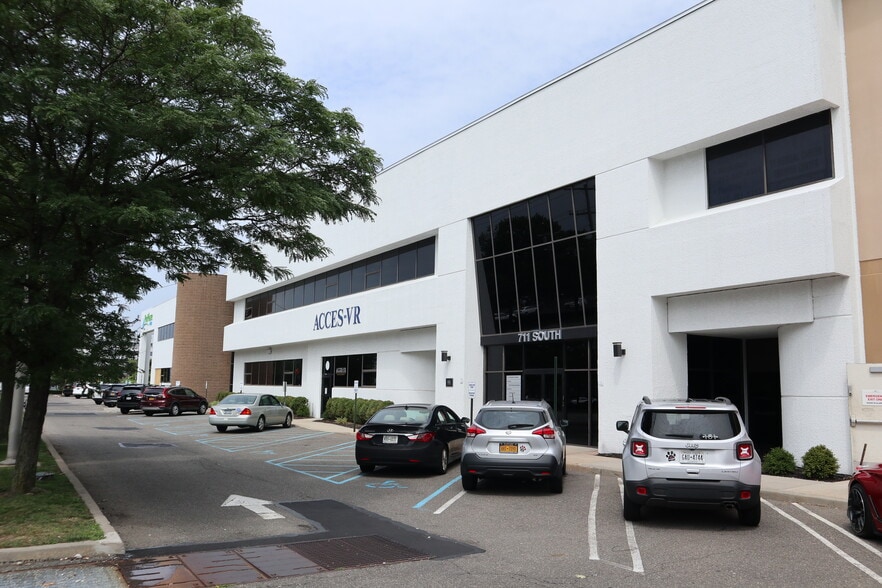 711 Stewart Ave, Garden City 11530 UK