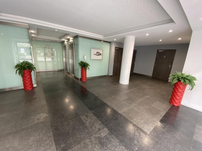 164-174 Rue Victor Hugo, Levallois-Perret to rent - Lobby - Image 3 of 8