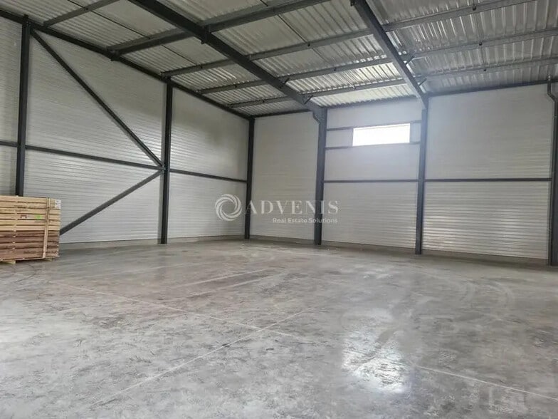 Light Industrial in Chassieu to rent - Interior Photo - Image 3 of 7