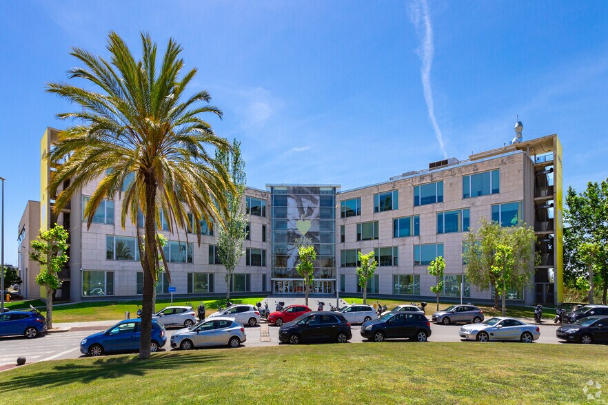 Office in El Prat de Llobregat, Barcelona to rent - Building Photo - Image 2 of 2