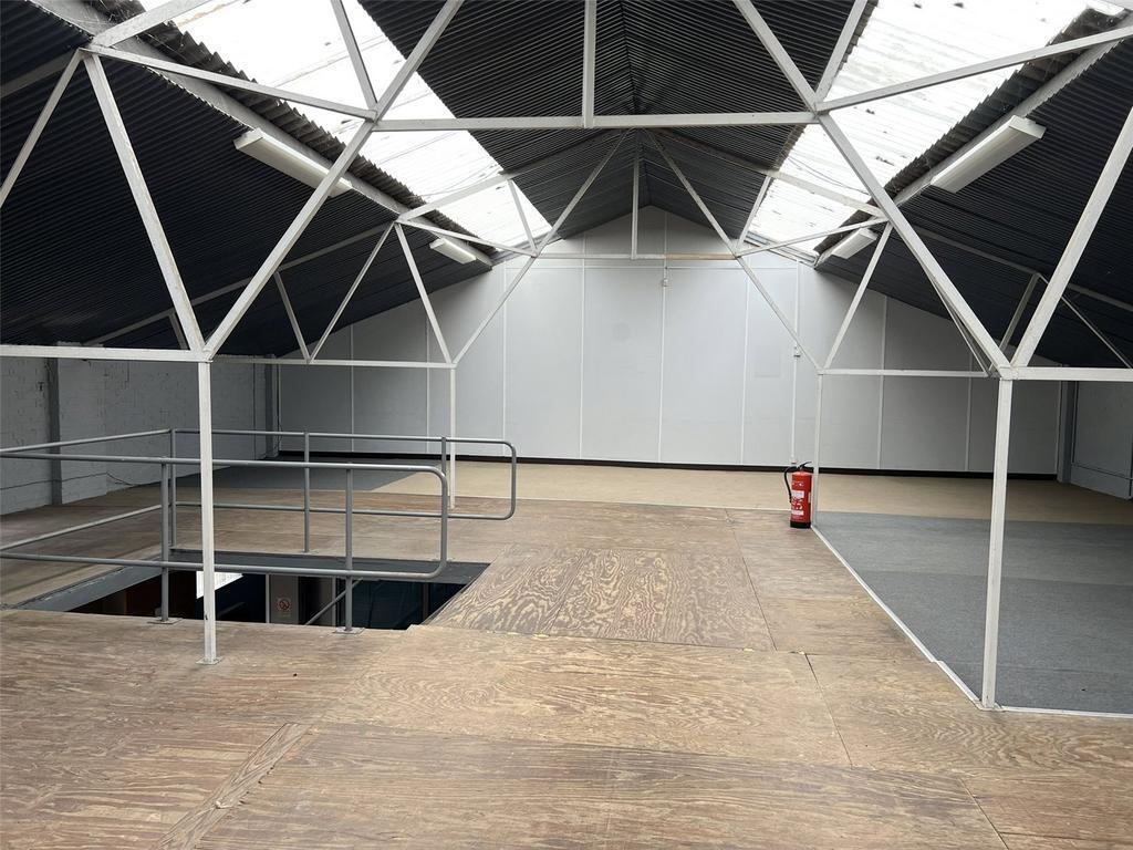 45 Brook Rd, Rayleigh to rent Interior Photo- Image 1 of 9