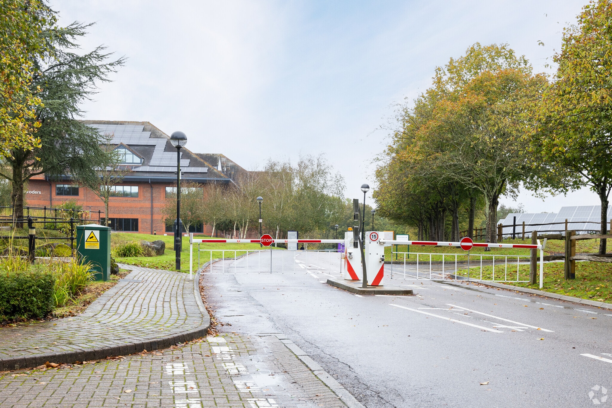 Langhurstwood Rd, Horsham to rent Primary Photo- Image 1 of 2