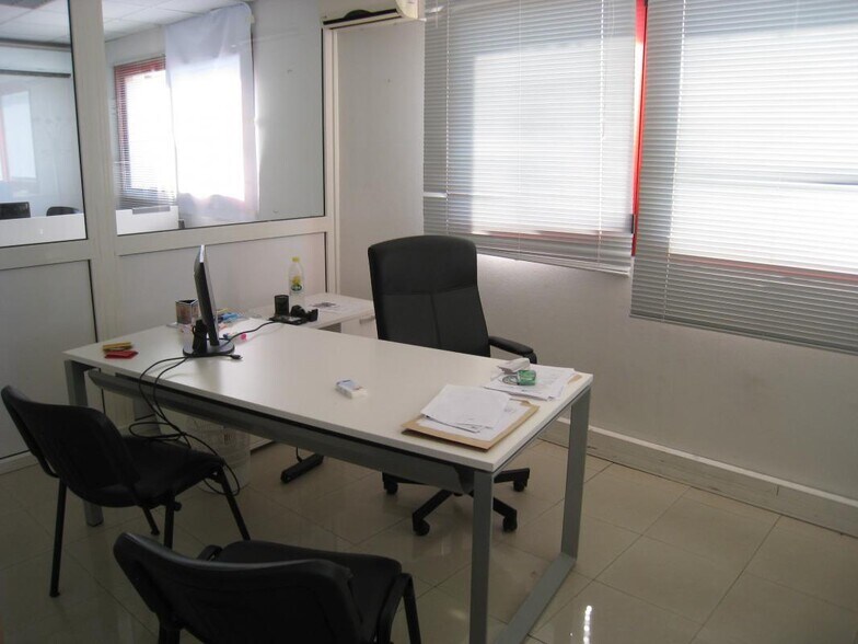 Office in Aubagne to rent - Building Photo - Image 3 of 7