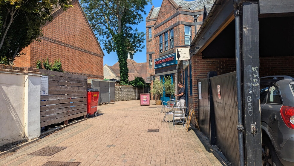 Central Walk, Wokingham to rent - Building Photo - Image 2 of 8