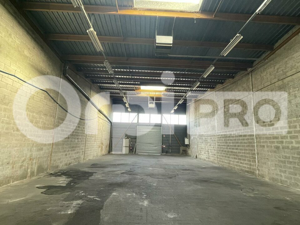 Industrial in Coignières to rent Interior Photo- Image 1 of 6