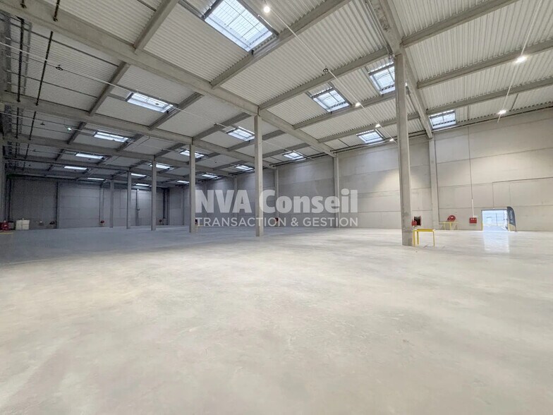 Industrial in Éragny to rent - Interior Photo - Image 2 of 14