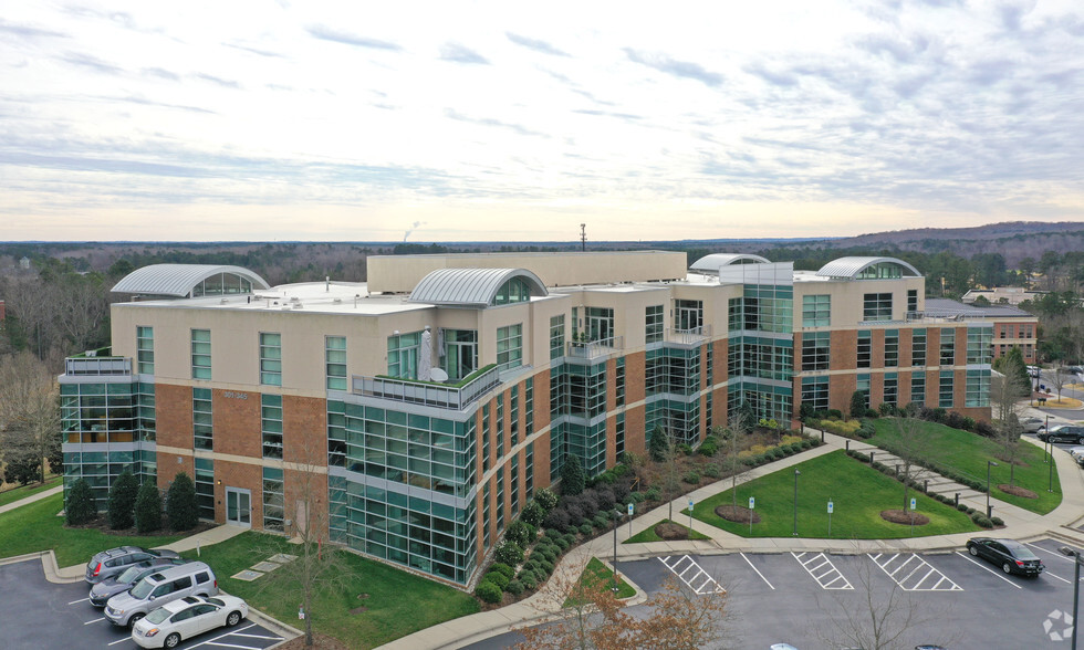 301 W Barbee Chapel Rd, Chapel Hill, NC for rent - Building Photo - Image 1 of 4