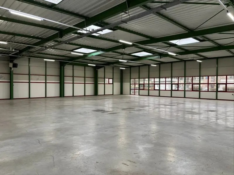 Light Industrial in Saint-Thibault-des-Vignes to rent Interior Photo- Image 1 of 5