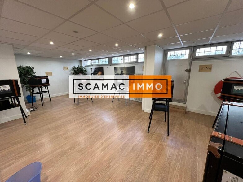 Retail in Montrouge to rent - Building Photo - Image 3 of 12