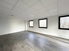 Office in Limonest to rent Building Photo- Image 2 of 8
