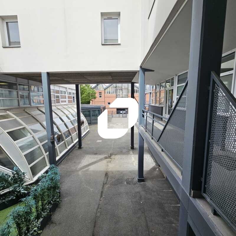 Office in Saint-Denis to rent Building Photo- Image 1 of 25
