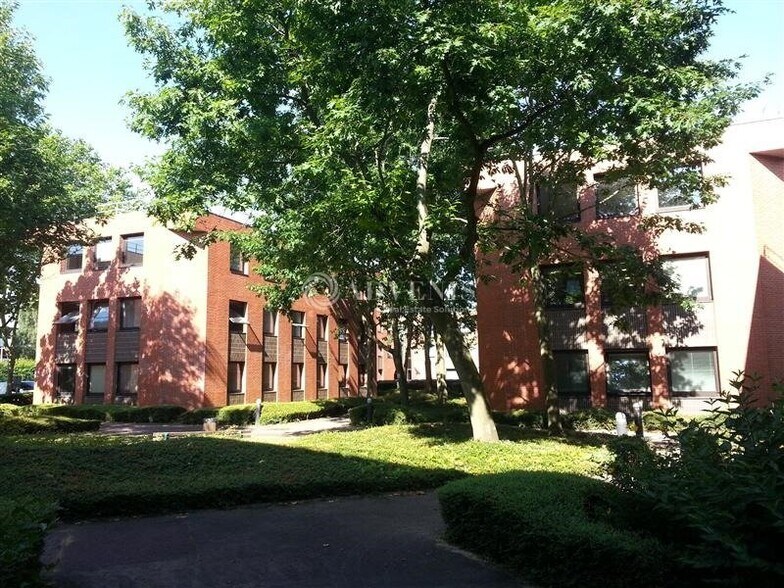 6 Rue Jean Pierre Timbaud, Montigny-le-Bretonneux for sale - Building Photo - Image 1 of 5