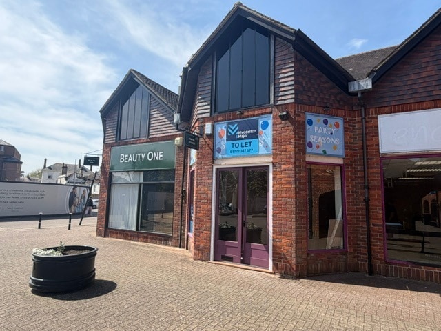 Priory Sq, Salisbury to rent - Building Photo - Image 1 of 3