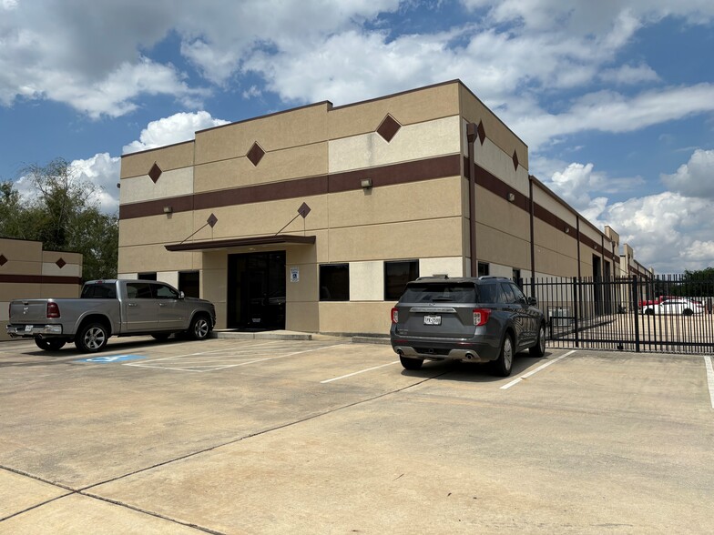 12630 Haynes Rd, Houston, TX for rent - Building Photo - Image 1 of 32