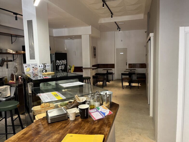 Retail in Madrid, Madrid to rent - Building Photo - Image 2 of 5