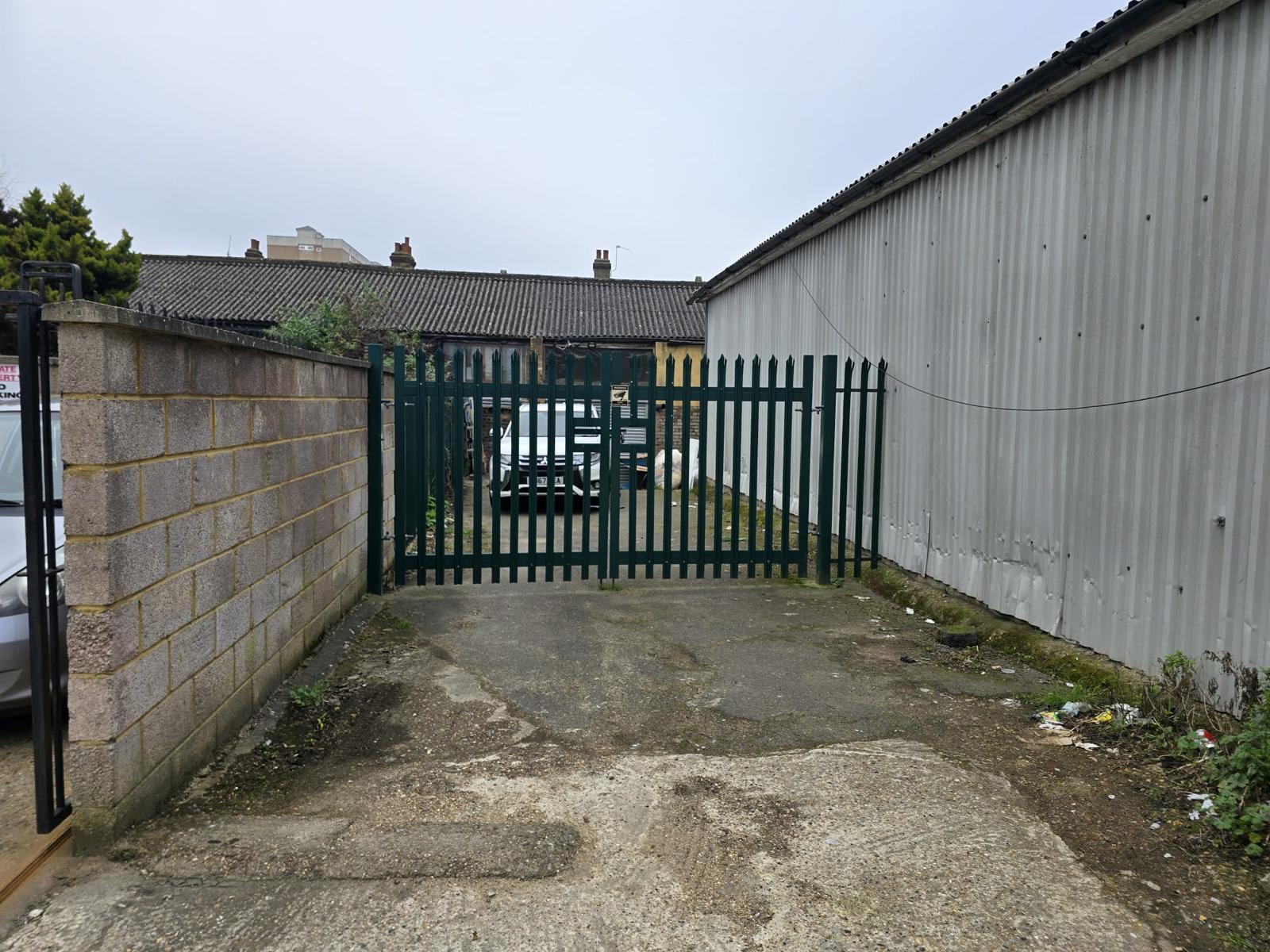 20A Hanworth Rd, Hounslow to rent Building Photo- Image 1 of 8