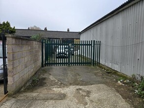 20A Hanworth Rd, Hounslow to rent Building Photo- Image 1 of 8