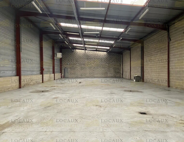 Light Industrial in Saint-Leu-la-Forêt to rent - Primary Photo - Image 1 of 5