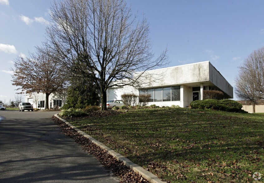 1730 Stout Dr, Warminster, PA for sale - Primary Photo - Image 1 of 1