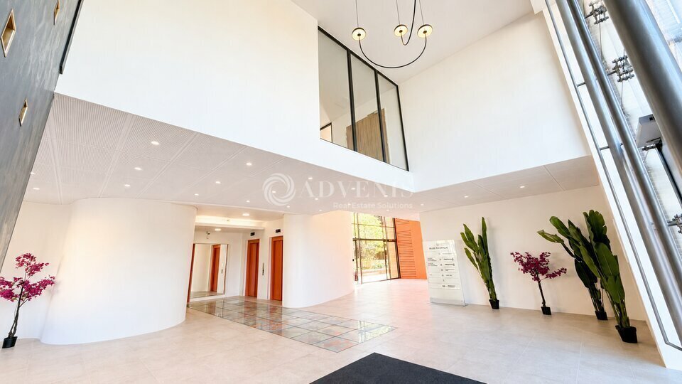 23 Rue Raspail, Ivry-sur-Seine to rent - Lobby - Image 3 of 12