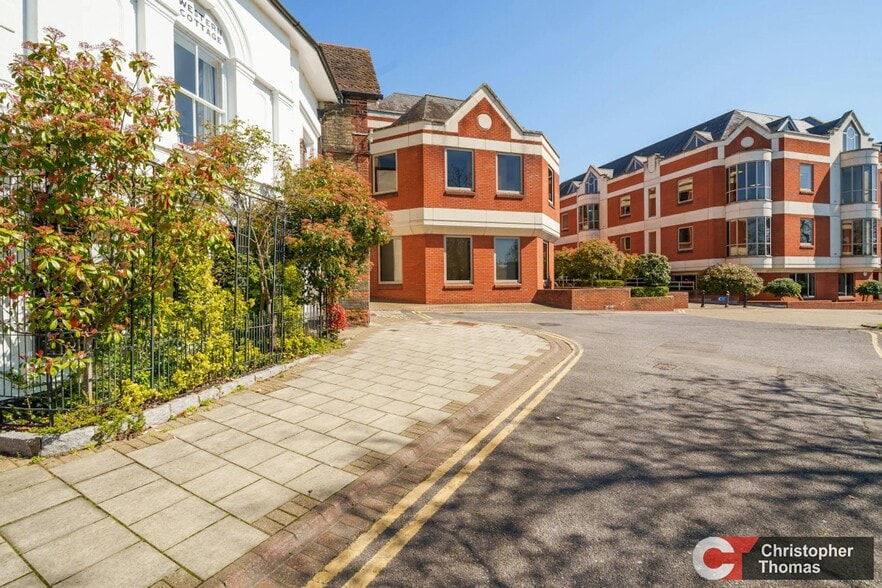 Madeira Walk, Windsor to rent - Building Photo - Image 2 of 4