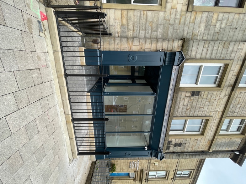 76B Yorkshire St, Burnley to rent - Building Photo - Image 3 of 4