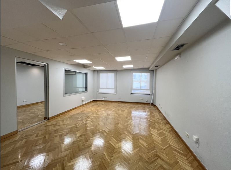 Office in Madrid, Madrid to rent - Interior Photo - Image 2 of 7
