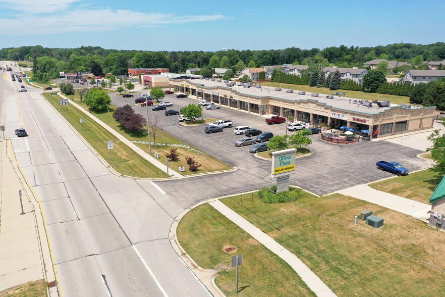 1024-1060 E Commerce Blvd, Slinger, WI for rent - Building Photo - Image 1 of 4