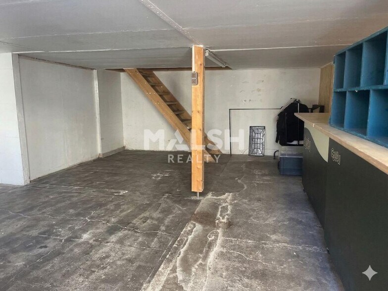 Retail in Lyon to rent - Interior Photo - Image 2 of 3