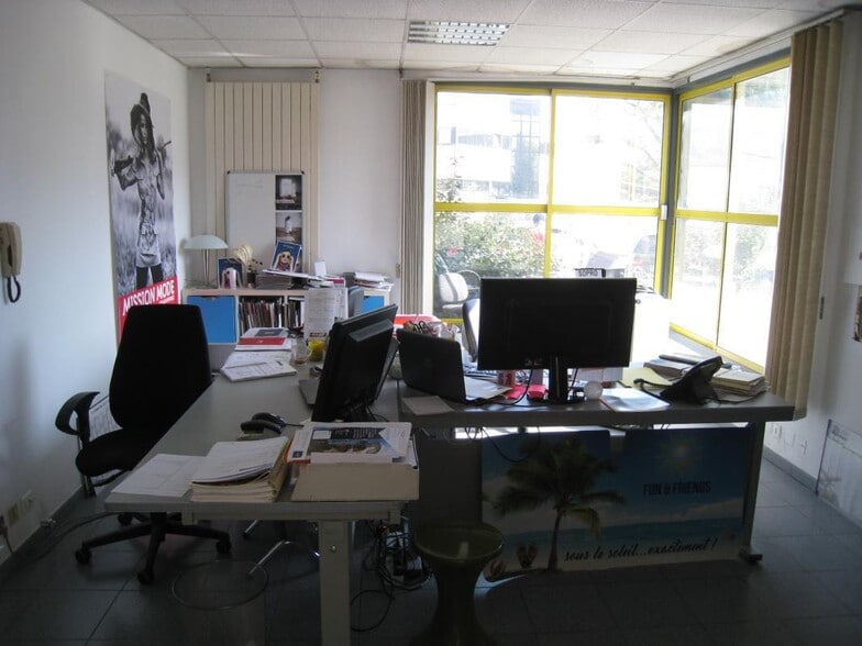 Industrial in Aubagne to rent - Building Photo - Image 2 of 6
