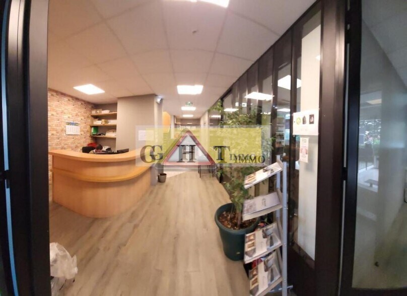 Office in Maisons-Alfort to rent - Lobby - Image 2 of 8