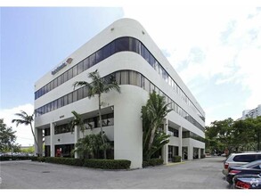 18305 Biscayne Blvd, Aventura, FL for rent Building Photo- Image 1 of 2