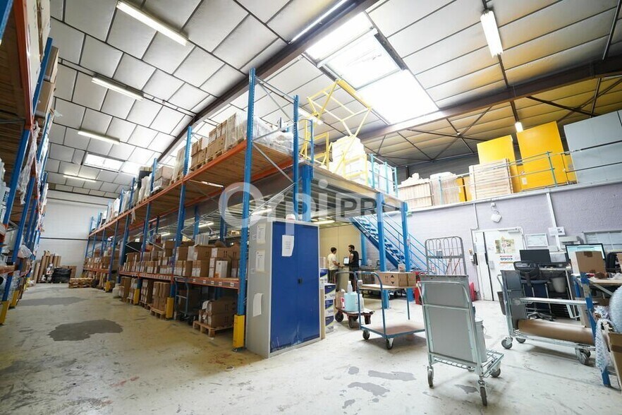 1 Rue Jacques Monod, Vaulx-en-Velin to rent - Building Photo - Image 2 of 7