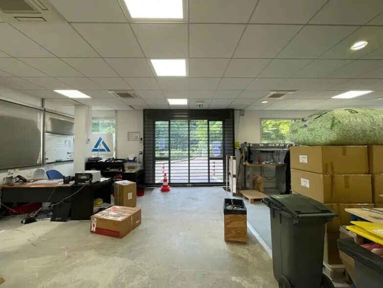 Light Industrial in Meudon to rent - Interior Photo - Image 2 of 5