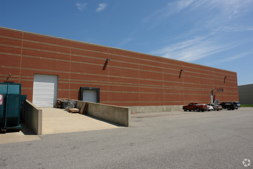 2600 Stanley Gault Pky, Louisville, KY for rent - Building Photo - Image 2 of 6