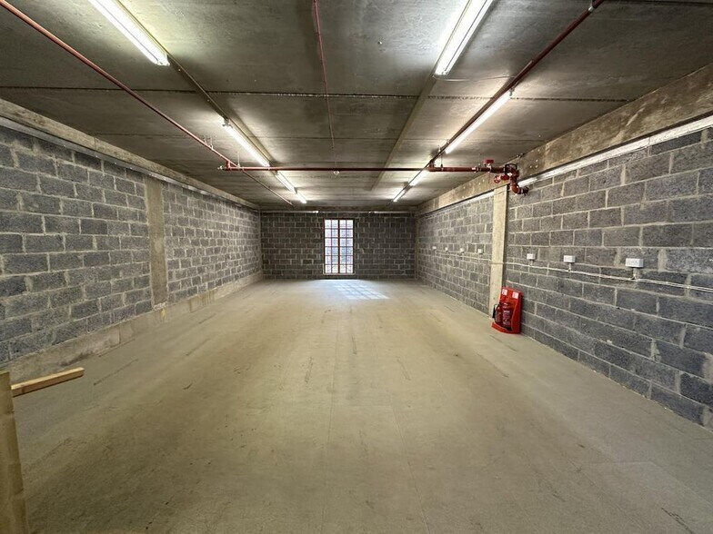 Market Pl, Burgess Hill to rent - Interior Photo - Image 2 of 89