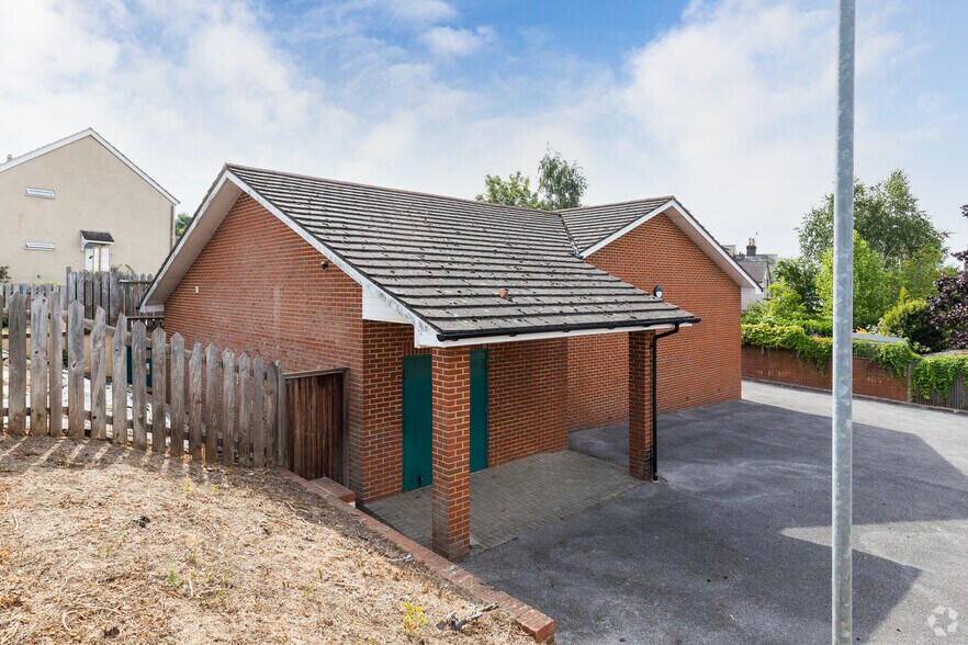 2-4 Redstone Rd, Redhill for sale - Primary Photo - Image 1 of 1