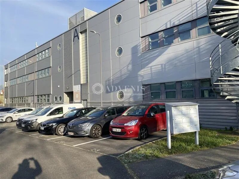Office in Ivry-sur-Seine to rent Building Photo- Image 1 of 7