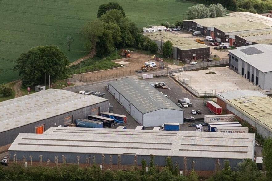 Drakes Dr, Long Crendon to rent - Building Photo - Image 3 of 4