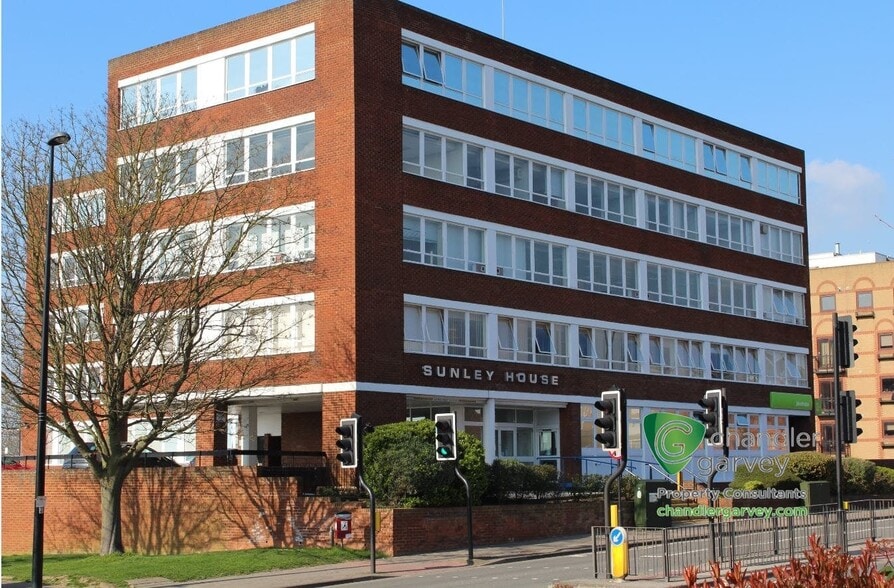 Oxford Rd, Aylesbury to rent - Building Photo - Image 2 of 7