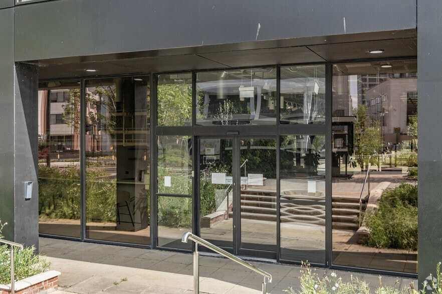 1 Newbridge Sq, Swindon to rent - Building Photo - Image 3 of 5