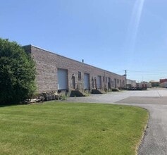 390-402 E St. Charles Rd, Carol Stream, IL to rent Building Photo- Image 2 of 5